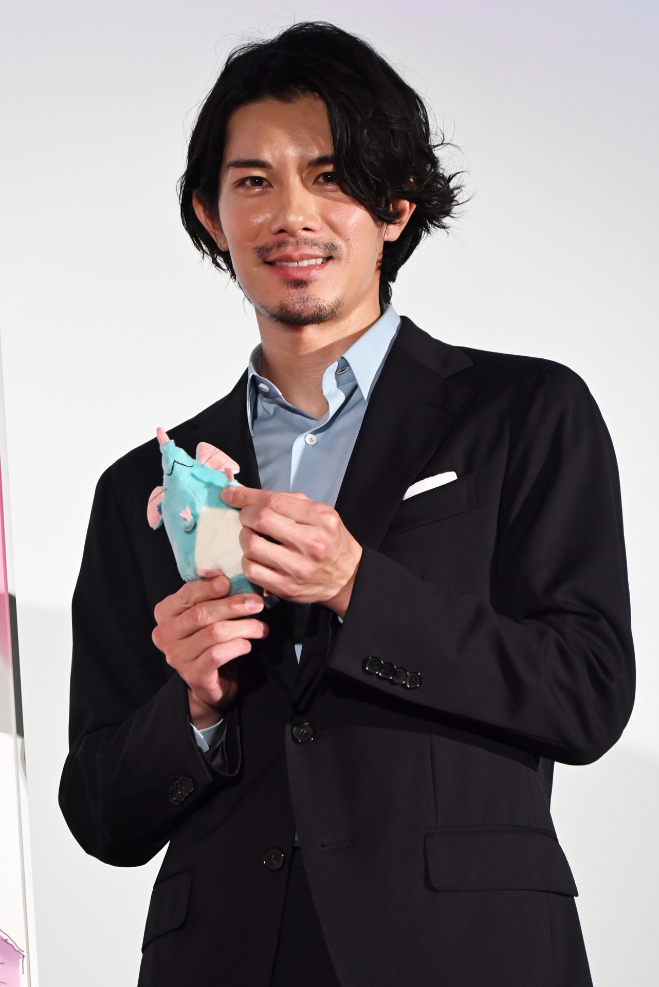 シエロのぬいぐるみと一緒にフォトセッションに臨む柿澤勇人