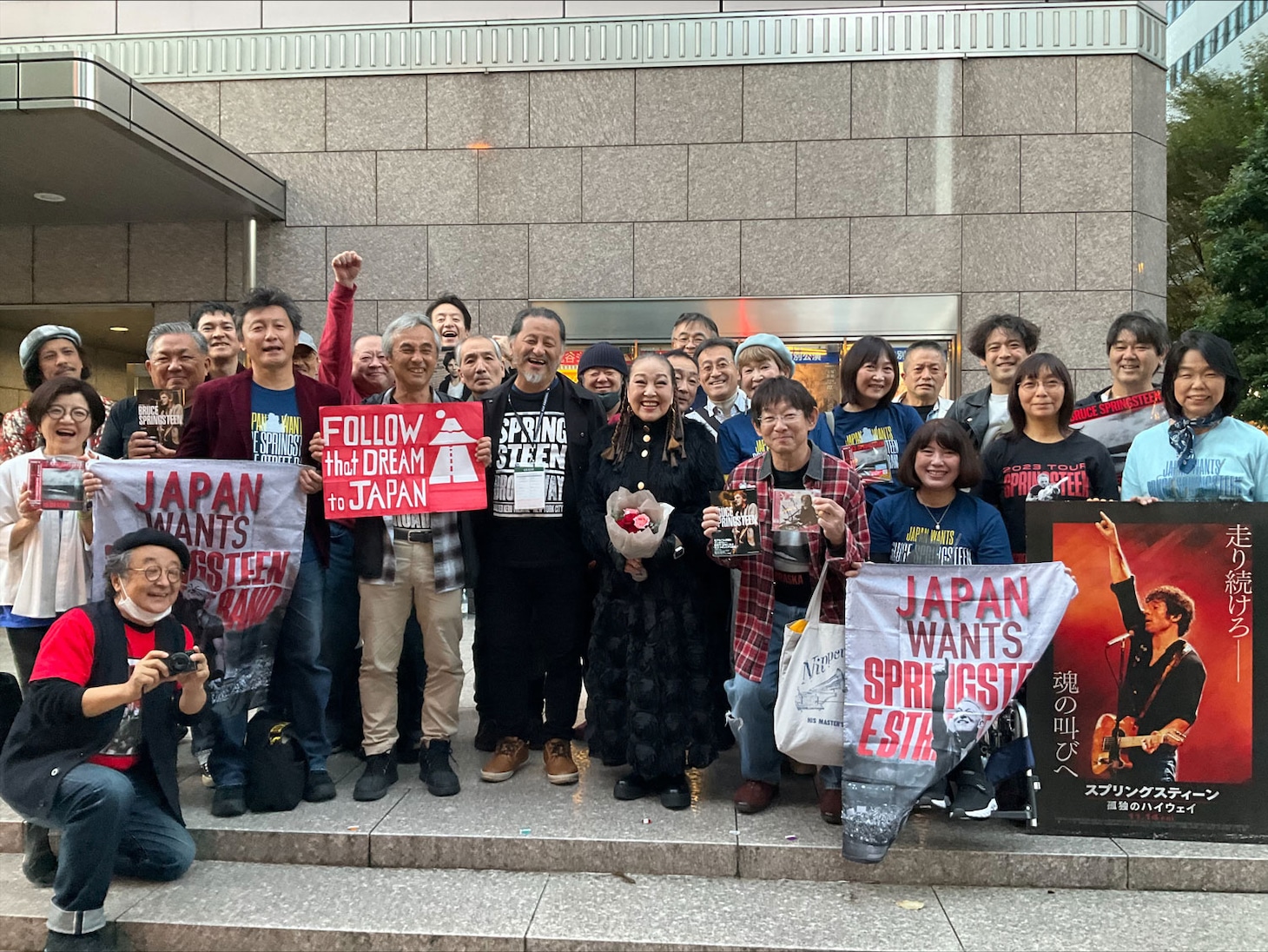 ブルース・スプリングスティーンのファンに囲まれる五十嵐正（中央左）と湯川れい子（中央右）