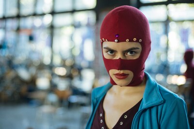 「波」より、抗議に参加するフリオ（演：ダニエラ・ロペス）