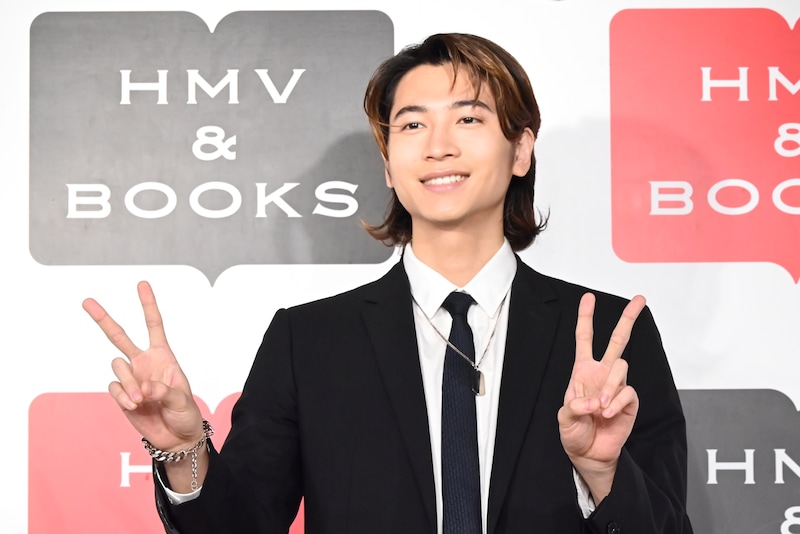 ピースする庄司浩平