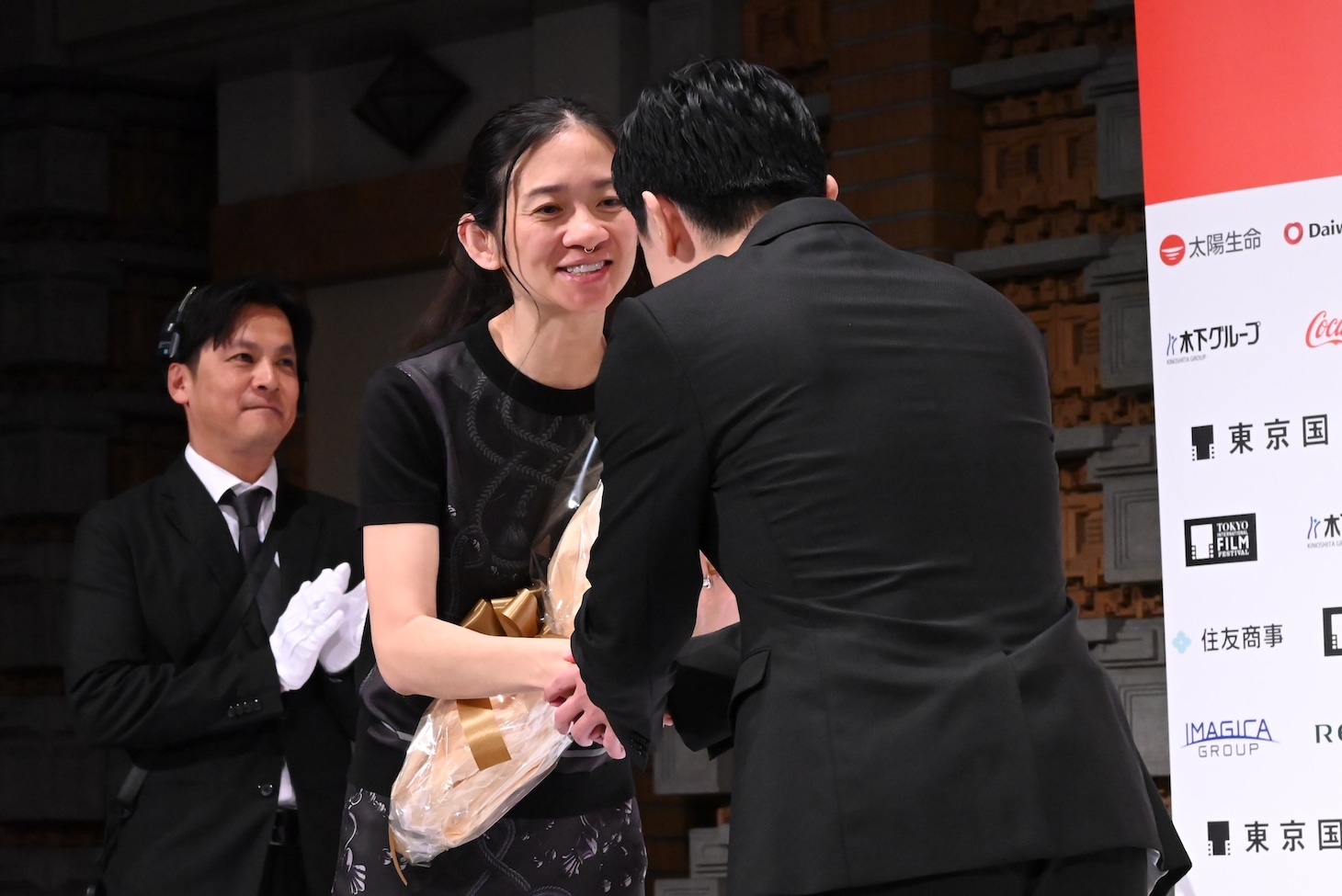 クロエ・ジャオ（中央奥）、吉沢亮（中央手前）