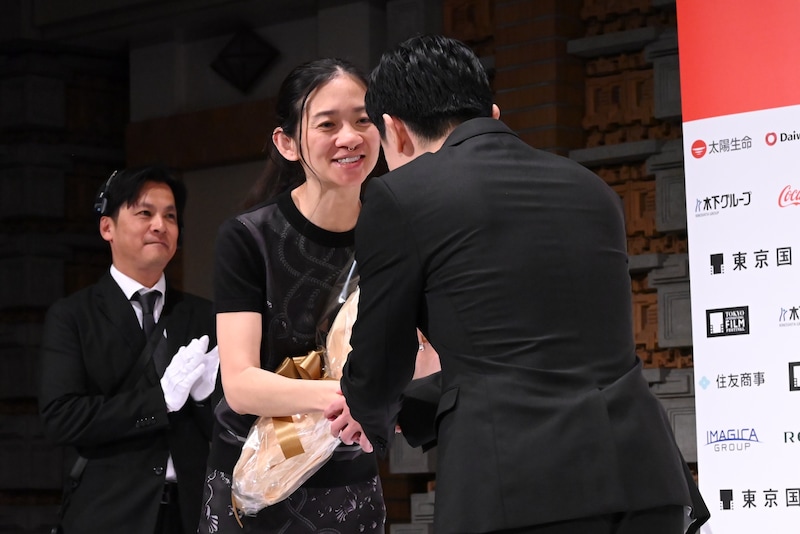 クロエ・ジャオ（中央奥）、吉沢亮（中央手前）