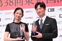 左からクロエ・ジャオ、李相日