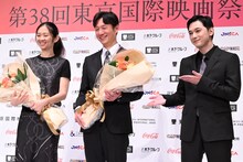 左からクロエ・ジャオ、李相日、吉沢亮