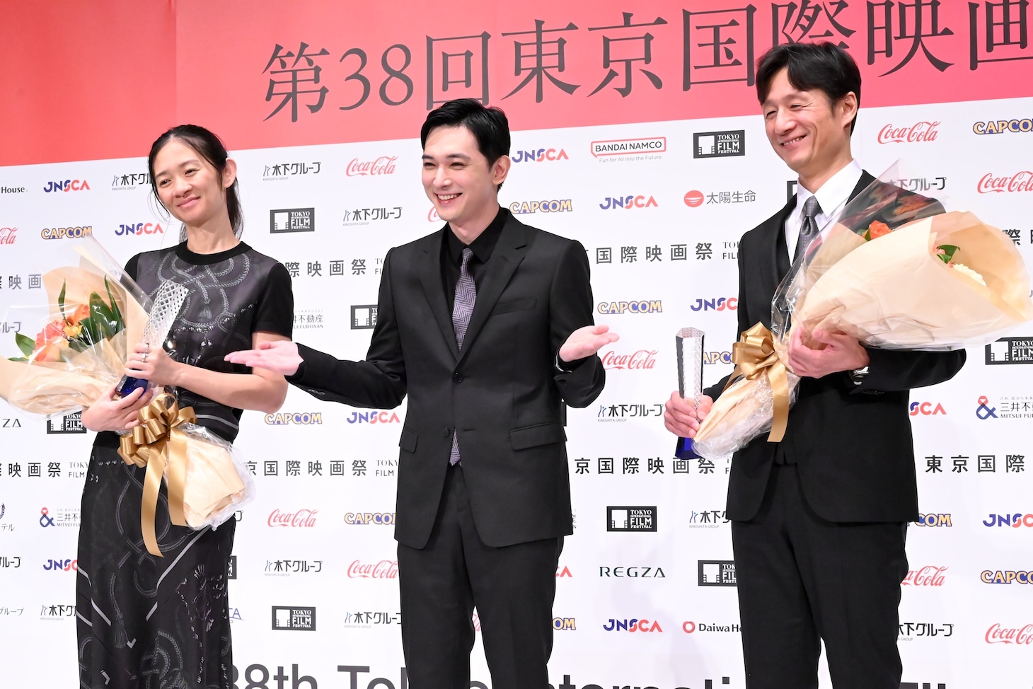 左からクロエ・ジャオ、吉沢亮、李相日