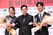 左からクロエ・ジャオ、吉沢亮、李相日