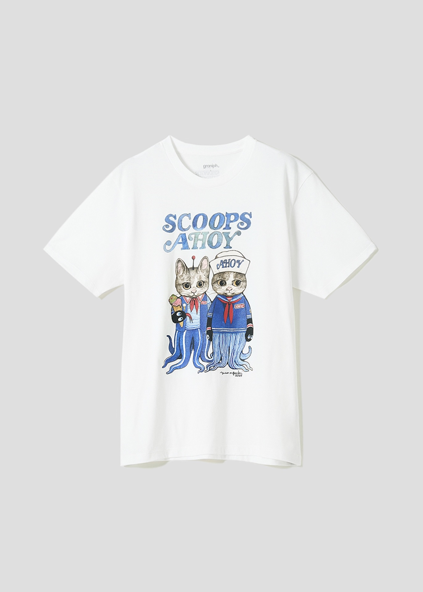 「ストレンジャー・シングス 未知の世界」SCOOPS AHOY drawn by ヒグチユウコ｜Tシャツ（税込3500円）