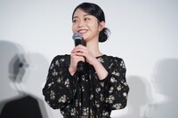 「金髪」舞台挨拶に登壇した白鳥玉季