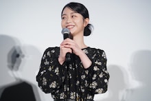 「金髪」舞台挨拶に登壇した白鳥玉季