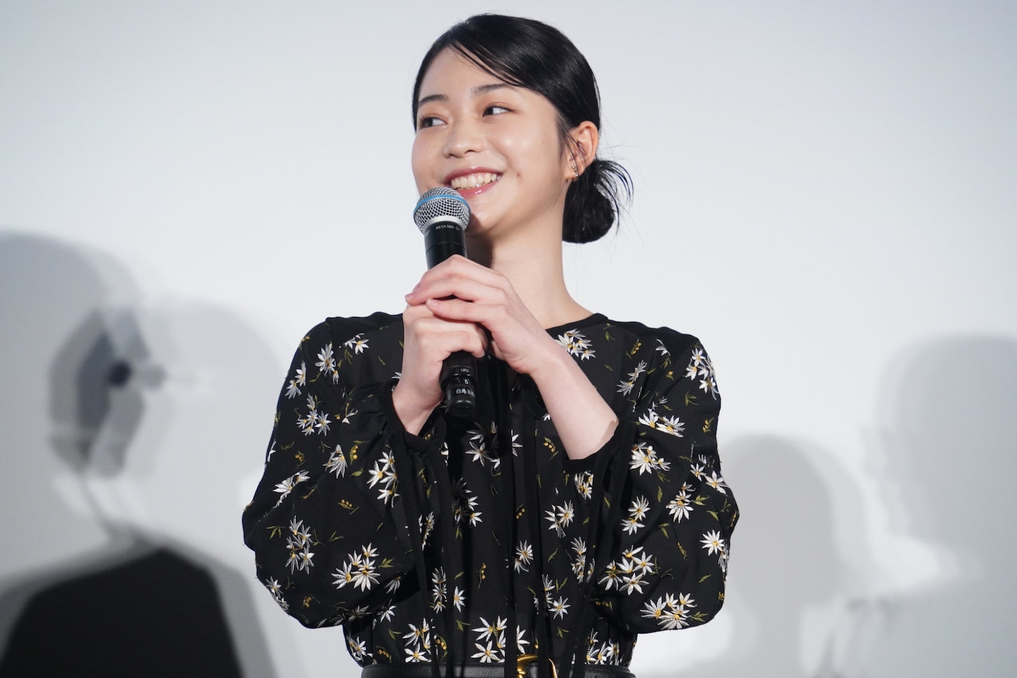 「金髪」舞台挨拶に登壇した白鳥玉季