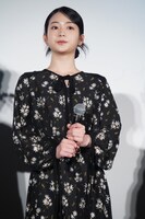 「金髪」舞台挨拶に登壇した白鳥玉季