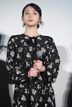 「金髪」舞台挨拶に登壇した白鳥玉季