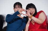 「ブルーボーイ事件」舞台挨拶より、手でハートを作る中川未悠（左）、イズミ・セクシー（右）