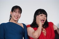 「ブルーボーイ事件」舞台挨拶に登壇した中川未悠（左）、イズミ・セクシー（右）