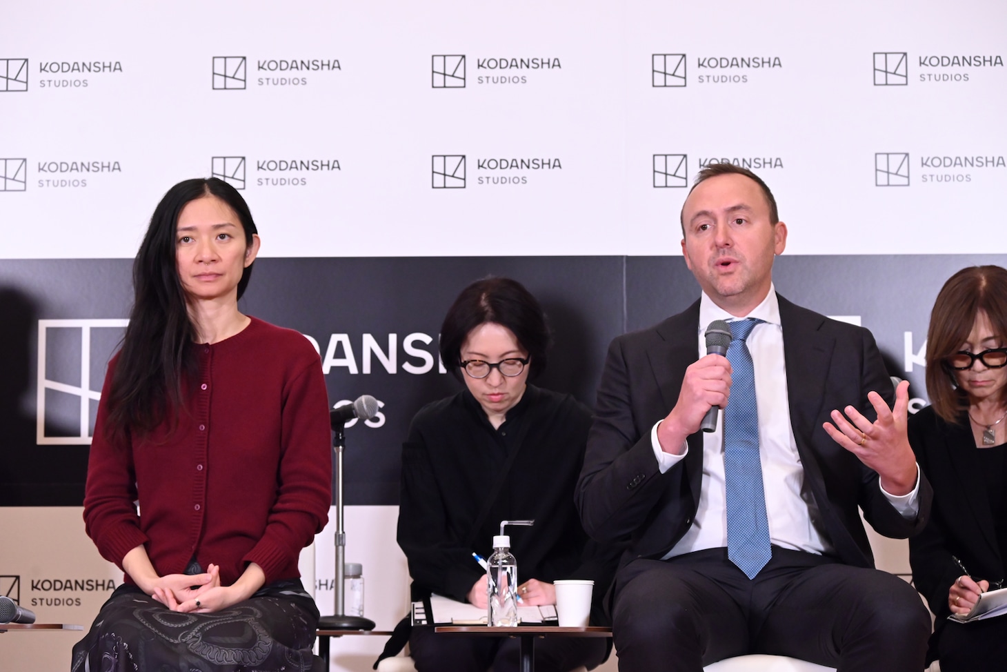 左からクロエ・ジャオ、ニコラス・ゴンダ