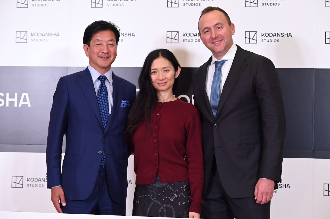 「Kodansha Studios」設立発表会見の様子。左から野間省伸（講談社代表取締役社長）、クロエ・ジャオ、ニコラス・ゴンダ