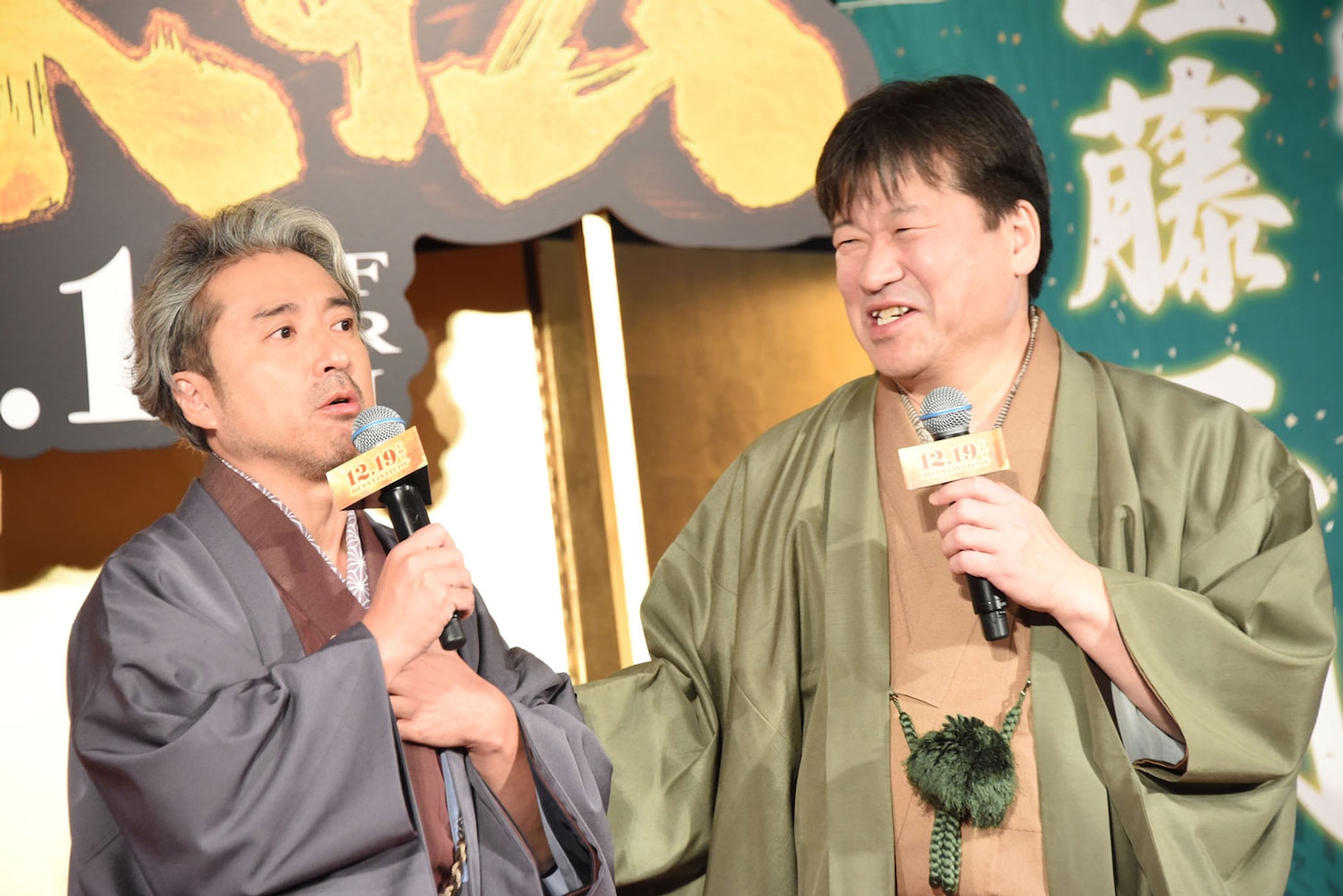 佐藤二朗（右）を「僕が憧れた役者」と紹介するムロツヨシ（左）