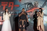 左から松村沙友理、プレデターに変身したハリウッドザコシショウ、早見沙織