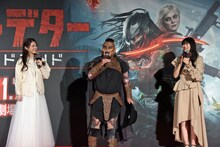 左から松村沙友理、プレデターに変身したハリウッドザコシショウ、早見沙織