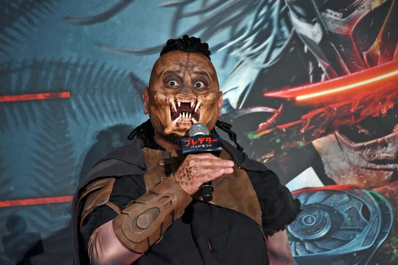 プレデターになりきって牙をむくハリウッドザコシショウ