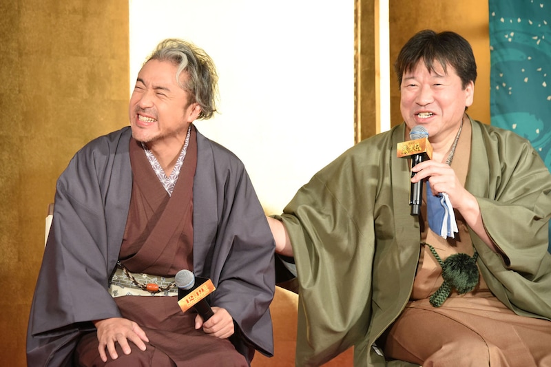 左からムロツヨシ、佐藤二朗