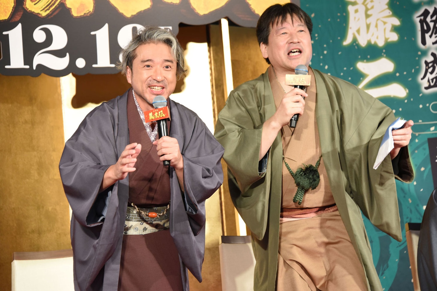 報道陣からすぐに質問が挙がらず、とっさに立ち上がるムロツヨシ（左）と佐藤二朗（右）