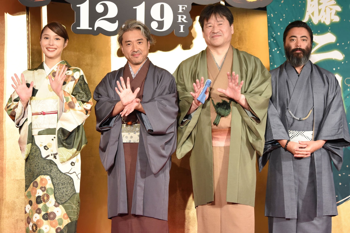 「新解釈・幕末伝」の“新解釈決起会見”にて、左から広瀬アリス、ムロツヨシ、佐藤二朗、山田孝之