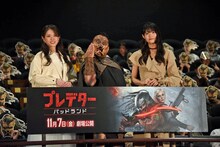 「プレデター：バッドランド」ジャパンプレミアにて、左から松村沙友理、プレデターに変身したハリウッドザコシショウ、早見沙織