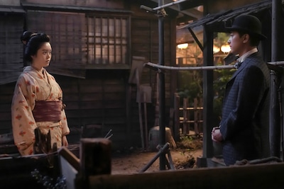 連続テレビ小説「ばけばけ」場面写真。髙石あかり演じる松野トキ（左）、吉沢亮演じる錦織友一（右）