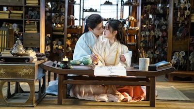 中国ドラマ「転生才女は恋ざかり！」場面写真。ジャオ・ウェンハオ（趙文浩）演じる文辰翊（左）、チェン・ファントン（陳芳彤）演じる程満意（右）