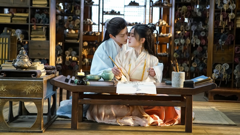 中国ドラマ「転生才女は恋ざかり！」場面写真。ジャオ・ウェンハオ（趙文浩）演じる文辰翊（左）、チェン・ファントン（陳芳彤）演じる程満意（右）