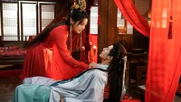 中国ドラマ「転生才女は恋ざかり！」場面写真。チェン・ファントン（陳芳彤）演じる程満意（左）、ジャオ・ウェンハオ（趙文浩）演じる文辰翊（右）