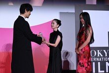 第38回東京国際映画祭で最優秀女優賞に輝いた福地桃子（中央）、河瀨直美（右）にトロフィーを渡す齊藤工（左）