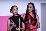 第38回東京国際映画祭で最優秀女優賞に輝いた福地桃子（左）、河瀨直美（右）