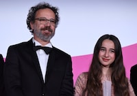 第38回東京国際映画祭の審査委員長を務めたカルロ・シャトリアン（左）と、東京グランプリ / 東京都知事賞に輝いた「パレスチナ36」のキャストであるワーディ・エイラブーニ（右）