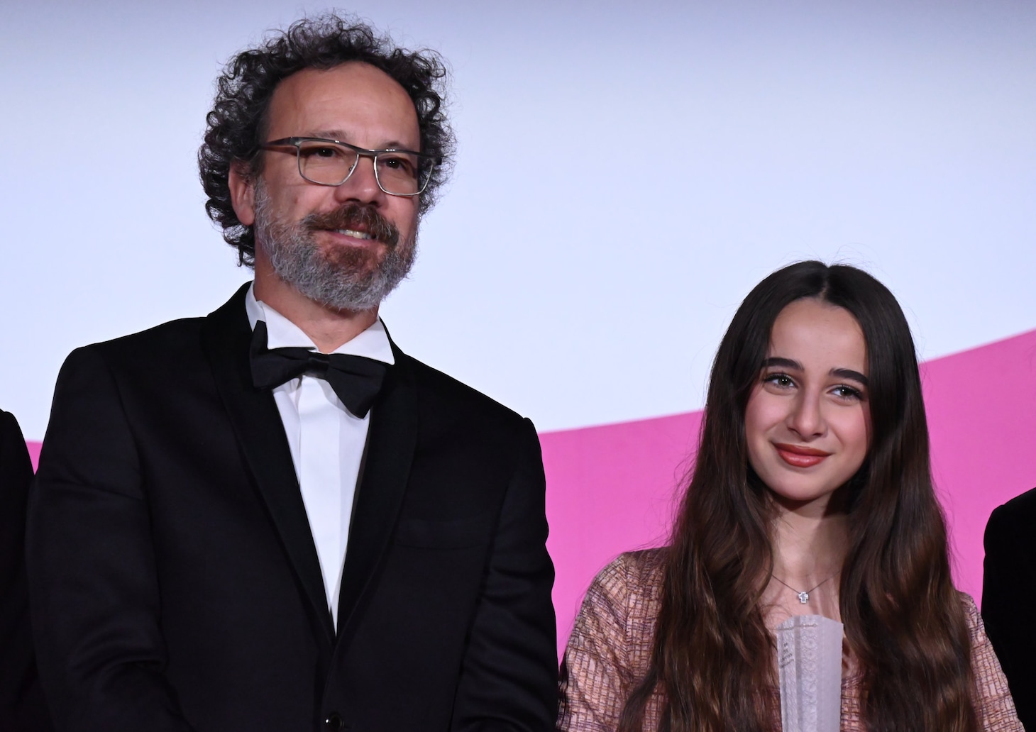 第38回東京国際映画祭の審査委員長を務めたカルロ・シャトリアン（左）と、東京グランプリ / 東京都知事賞に輝いた「パレスチナ36」のキャストであるワーディ・エイラブーニ（右）