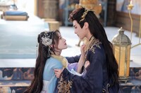 左からジョン・ユエユエ（郑月月）演じる越曦、リン・ゼフイ（林澤輝）演じるシアオ・シンホン（蕭星珩）