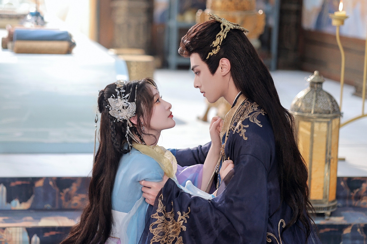 左からジョン・ユエユエ（郑月月）演じる越曦、リン・ゼフイ（林澤輝）演じるシアオ・シンホン（蕭星珩）