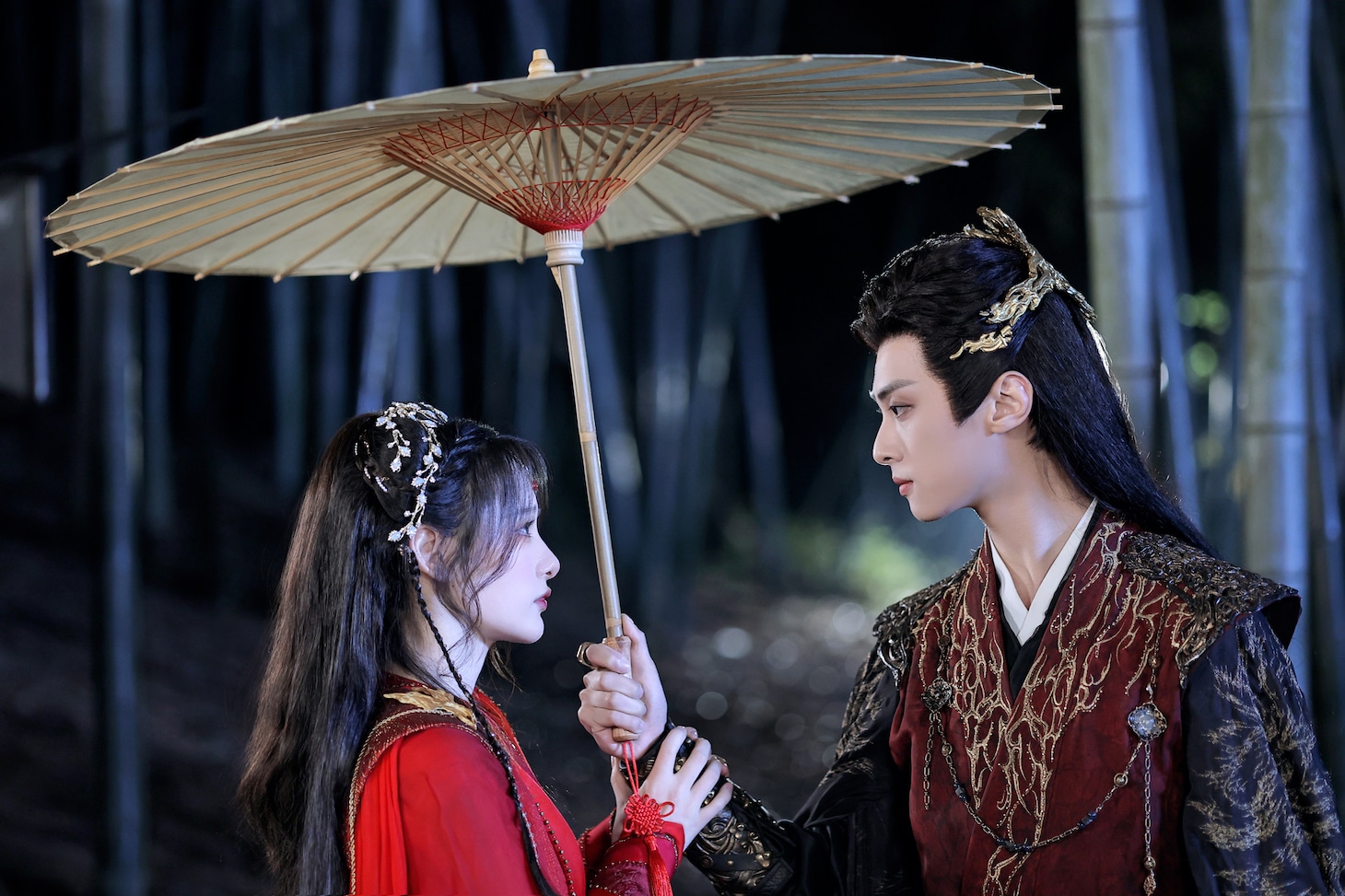 左からジョン・ユエユエ（郑月月）演じる越曦、リン・ゼフイ（林澤輝）演じるシアオ・シンホン（蕭星珩）