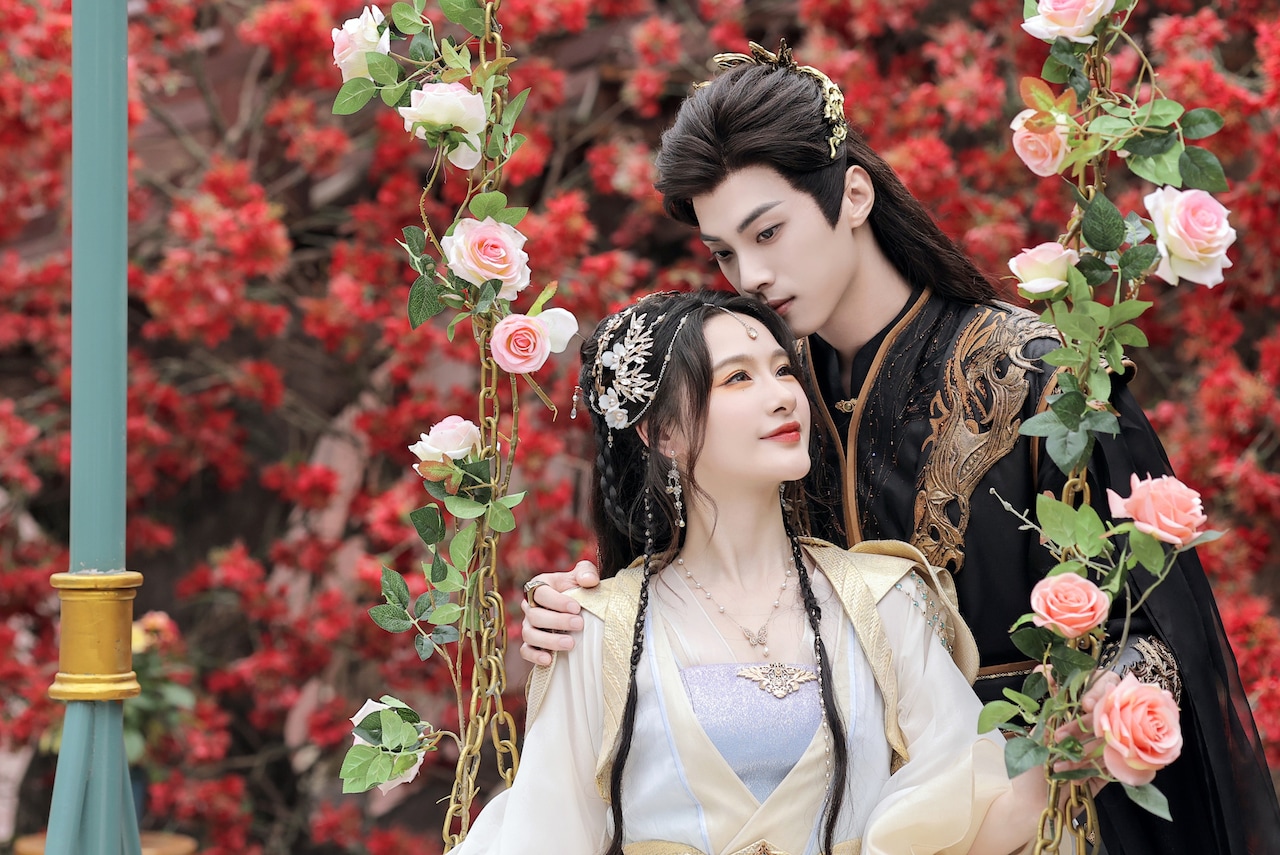 中国ドラマ「明日なき皇子の救世主は運命のプリンセス」（原題「富貴逼人太甚」）場面写真。左からジョン・ユエユエ（郑月月）演じる越曦、リン・ゼフイ（林澤輝）演じるシアオ・シンホン（蕭星珩）