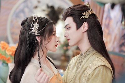 中国ドラマ「明日なき皇子の救世主は運命のプリンセス」場面写真。左からジョン・ユエユエ（郑月月）演じる越曦、リン・ゼフイ（林澤輝）演じるアオ・シンホン（蕭星珩）