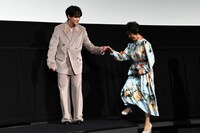 市毛良枝（右）をエスコートする豆原一成（JO1 / 左）