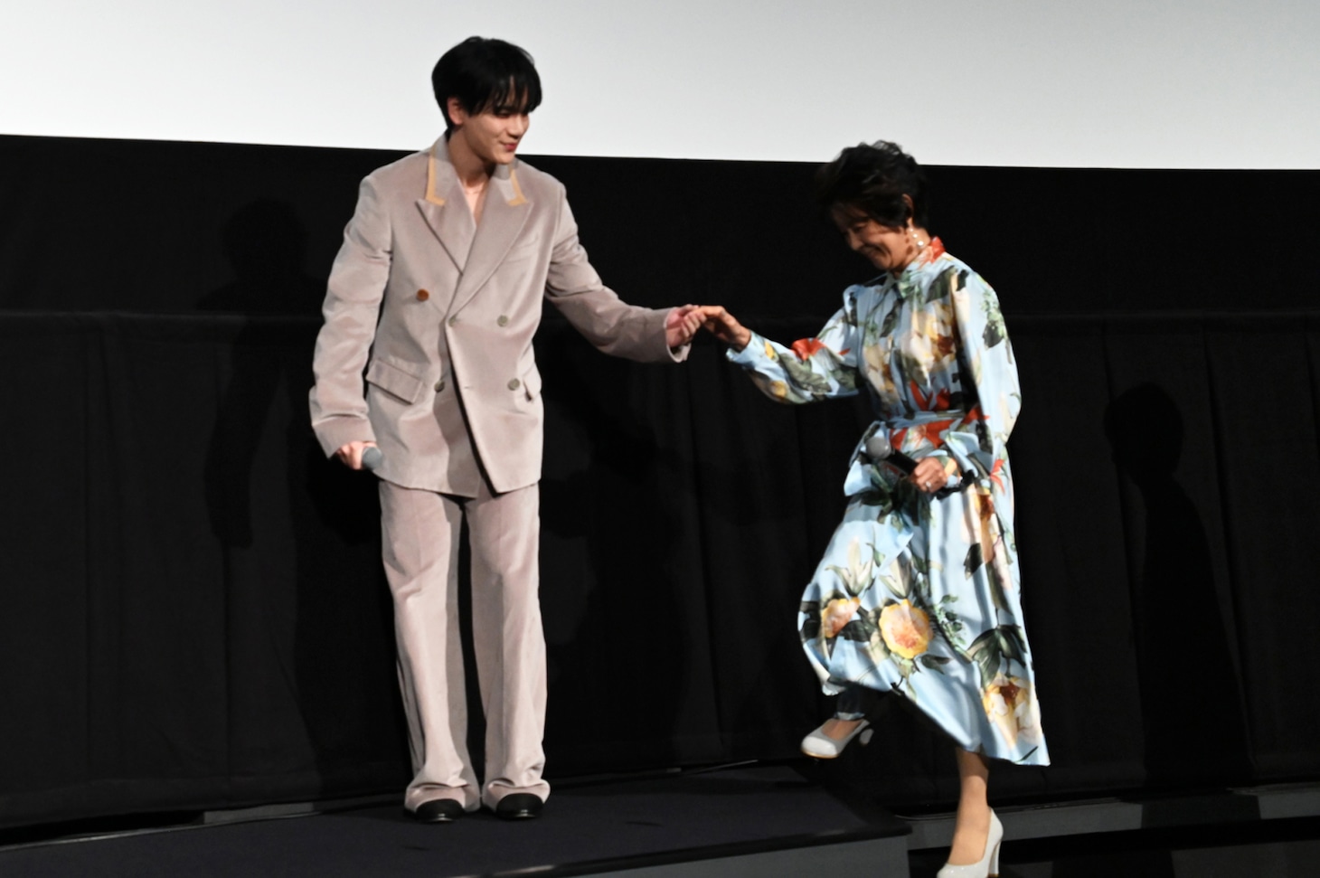 市毛良枝（右）をエスコートする豆原一成（JO1 / 左）