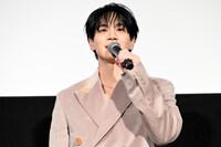 映画「富士山と、コーヒーと、しあわせの数式」公開御礼舞台挨拶に登壇した豆原一成（JO1）