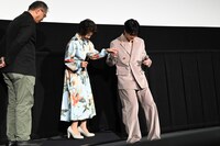 市毛良枝（中央）をエスコートする豆原一成（JO1）