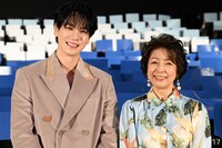 映画「富士山と、コーヒーと、しあわせの数式」公開御礼舞台挨拶の様子。左から豆原一成（JO1）、市毛良枝