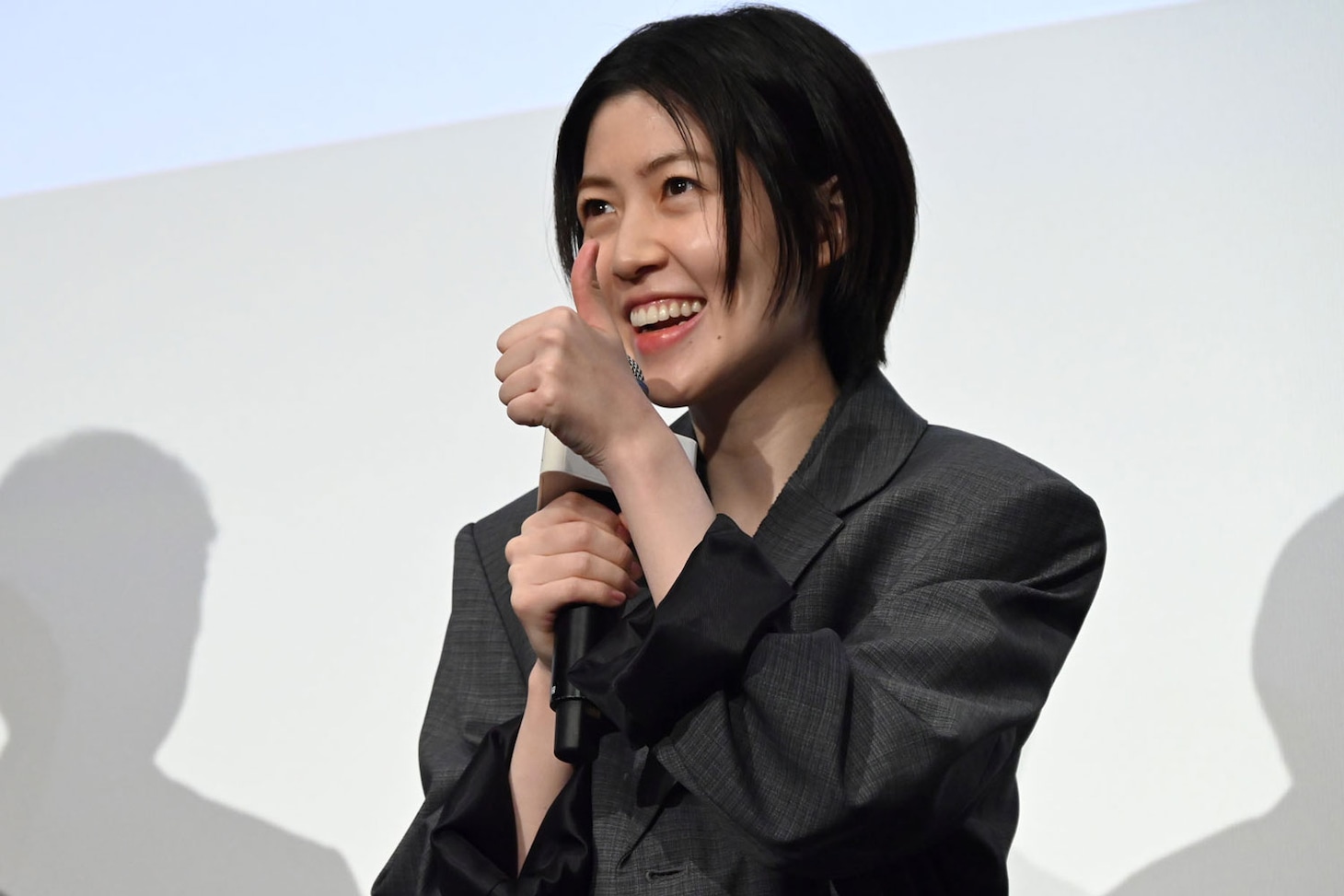 観客の「サランヘヨ！」という声援に笑顔で応えるシム・ウンギョン