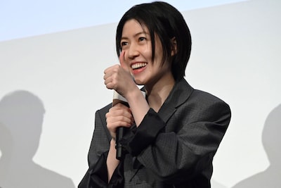 観客の「サランヘヨ！」という声援に笑顔で応えるシム・ウンギョン