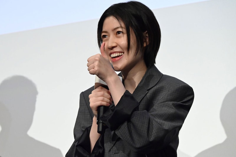 観客の「サランヘヨ！」という声援に笑顔で応えるシム・ウンギョン