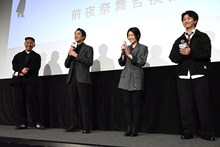 「旅と日々」前夜祭舞台挨拶にて、左から三宅唱、堤真一、シム・ウンギョン、髙田万作